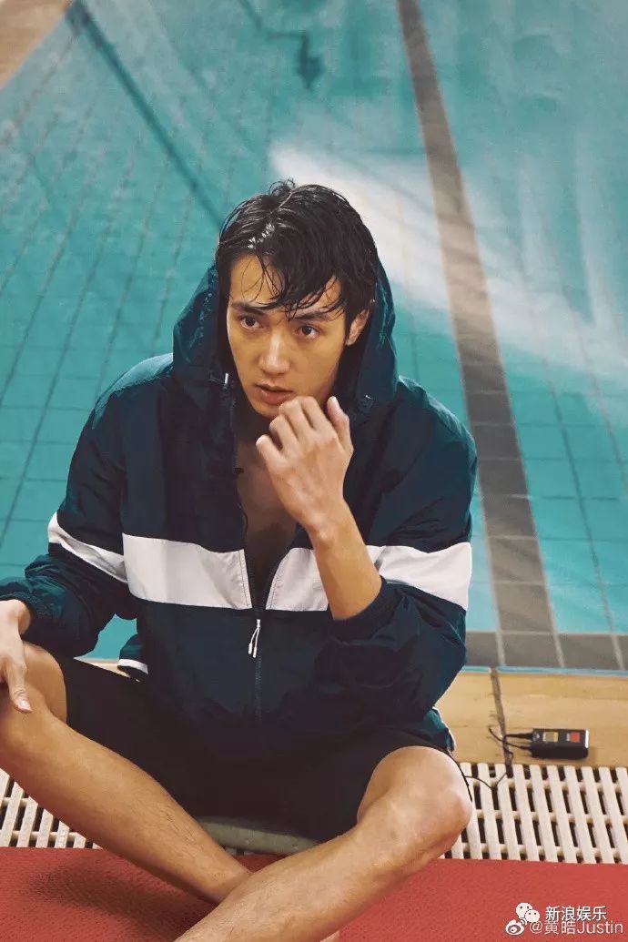 名叫黄皓,24岁,比萧亚轩小了16岁.