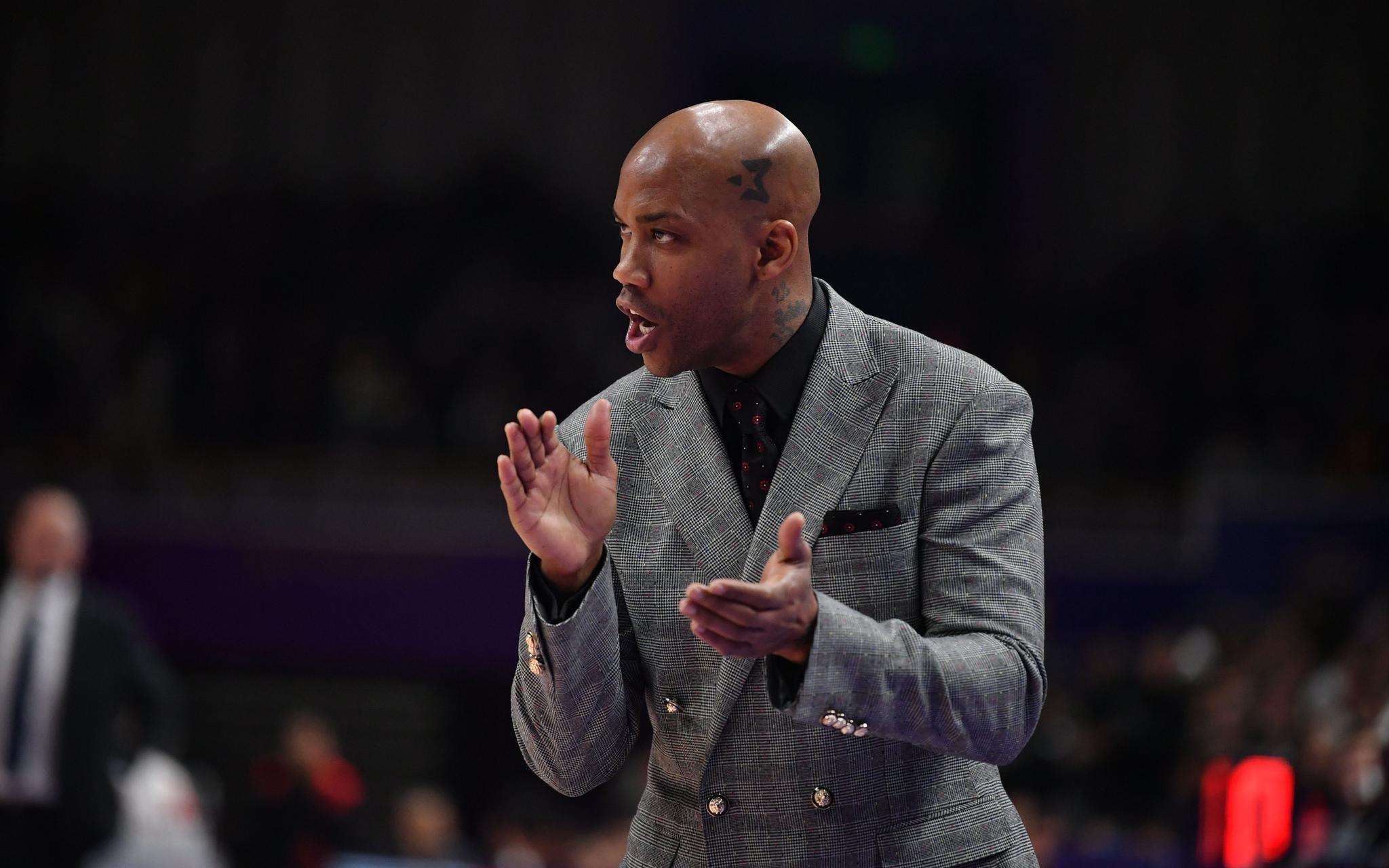 刘晨)北控男篮今晚以122比105大胜广州队,主教练马布里赛后对全队表现