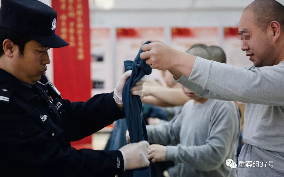 ▲民警把犯人所穿的衣服鞋袜,包括可能藏有细小物品的耳朵、嘴巴,都挨个检查一遍,防止有夹带违禁物品。新京报记者 郑新洽 摄