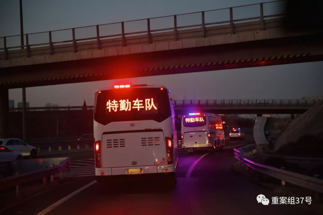 ▲押送犯人的特勤车队前往火车站。新京报记者 郑新洽 摄