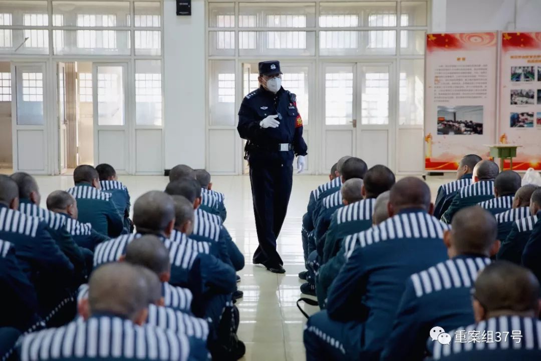 ▲天河监狱,几十名同籍服刑人员从各个监区被带入集中大厅等待清身。新京报记者 郑新洽 摄