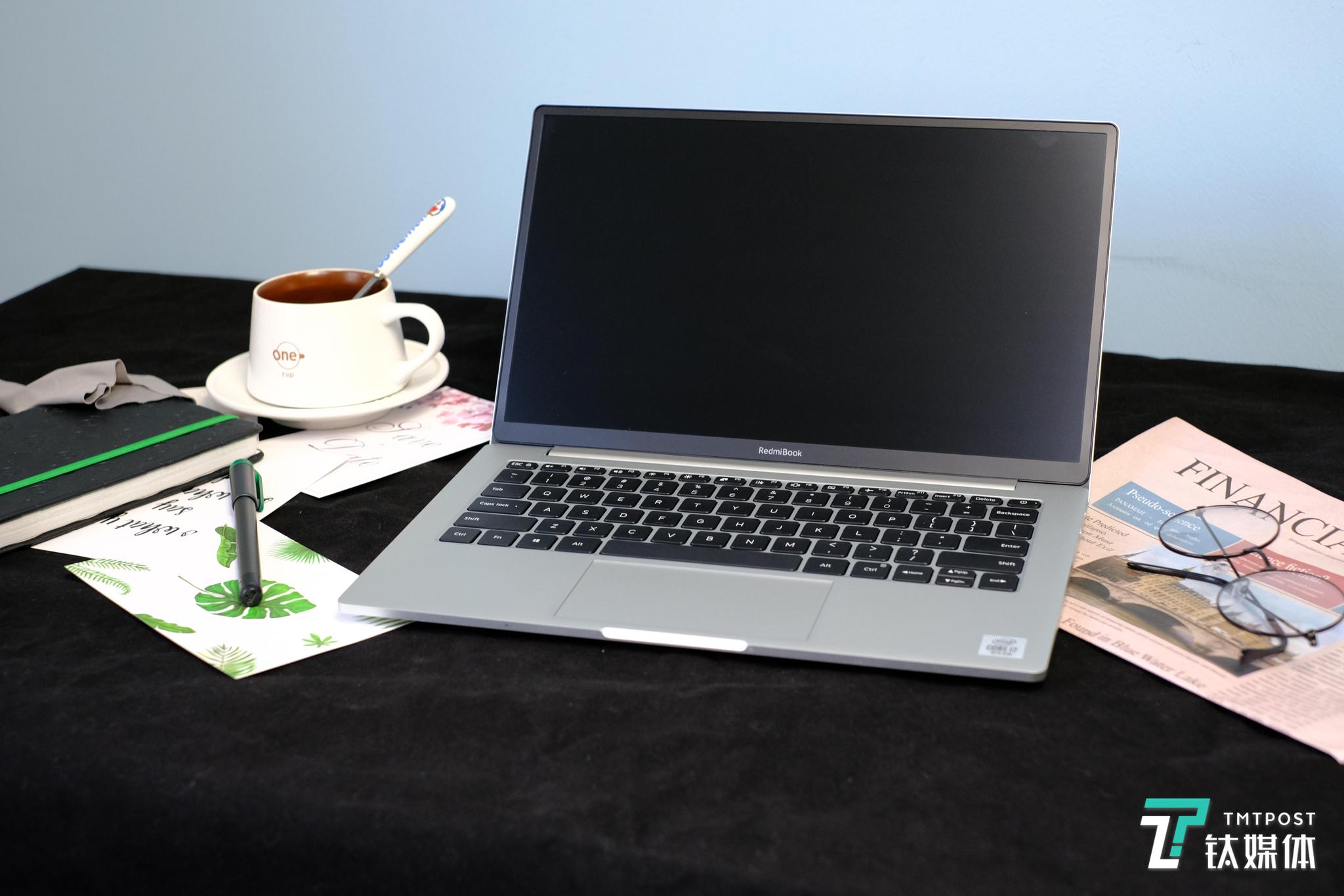 redmi的性价比越发地夸张,并且这一策略也一并延续到了笔记本产品上