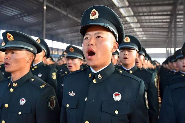 这一刻,他们由一名社会青年向合格军人迈出了坚实的一步.