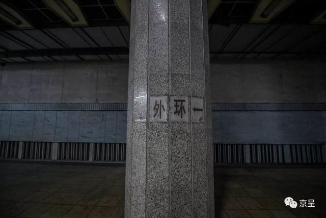 ▲立柱上贴着“外环”标识。