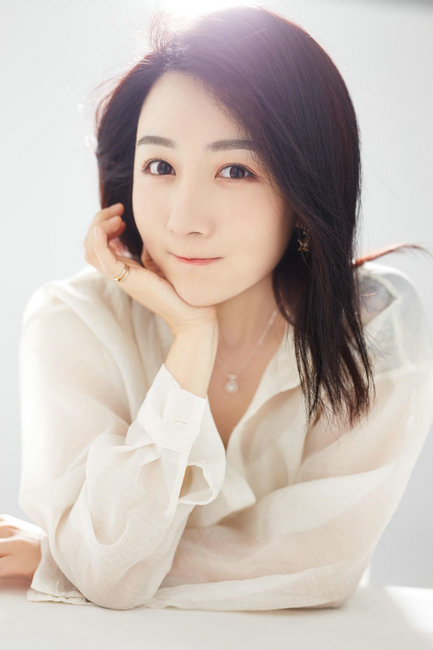 电视剧《权与利》待播,杜安琪化身主持人