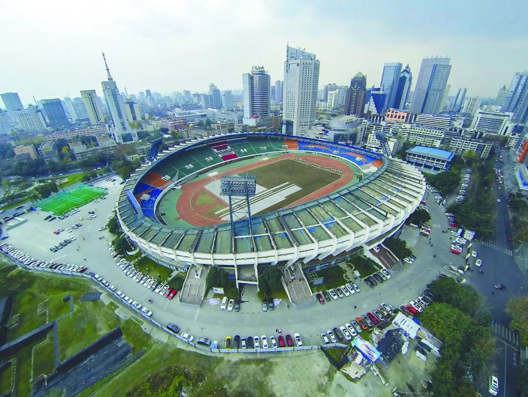 当然,早年间,去成都体育馆,四川体育中心,特仑苏音乐厅,承接了诸多