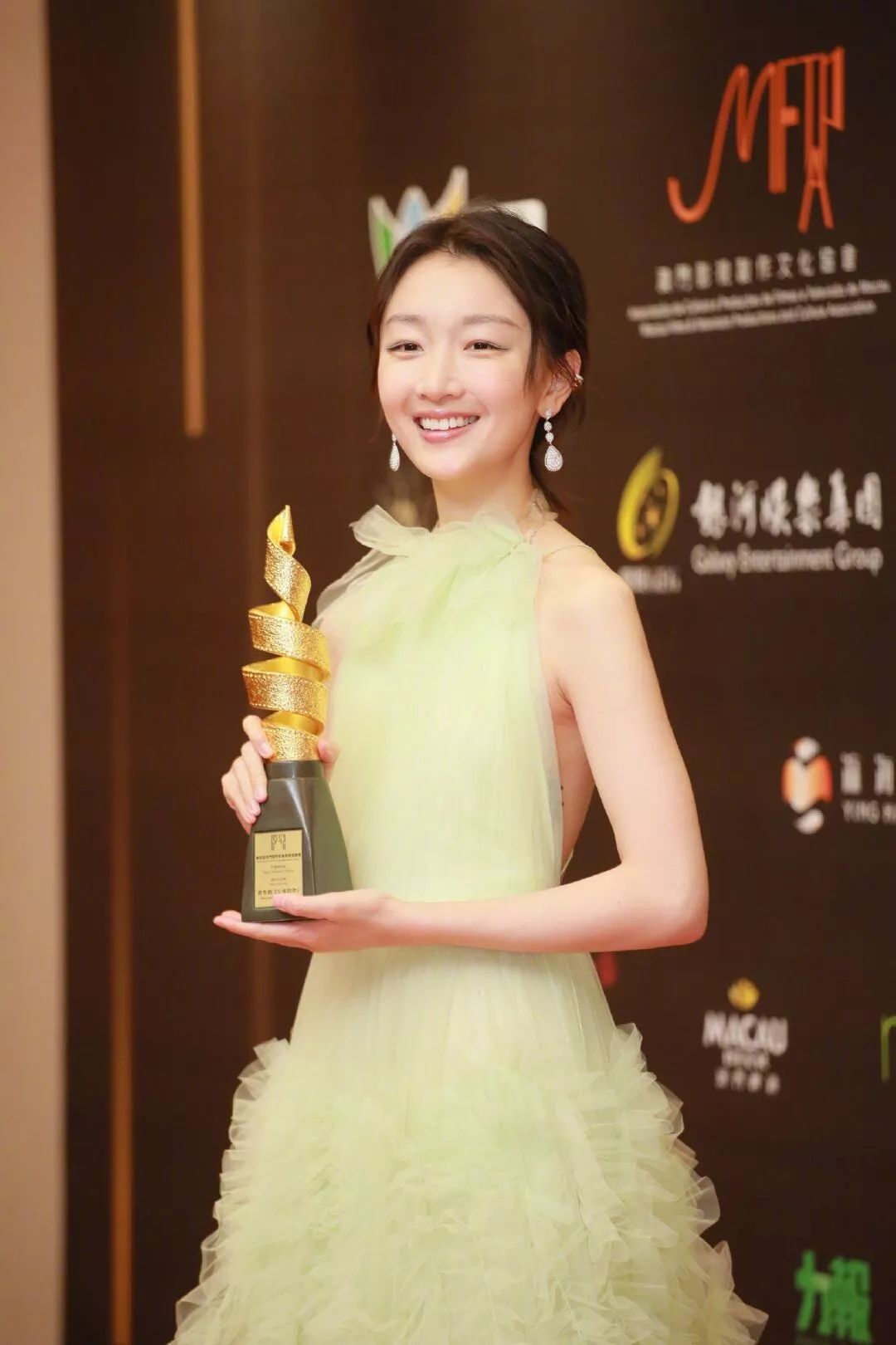 【情感】再夺影后,周冬雨才是锦鲤少女本人吧