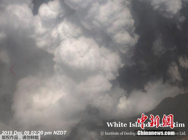 12月10日日消息,当地时间9日下午,新西兰怀特岛发生火山喷发。图为在火山口上空的航拍画面。