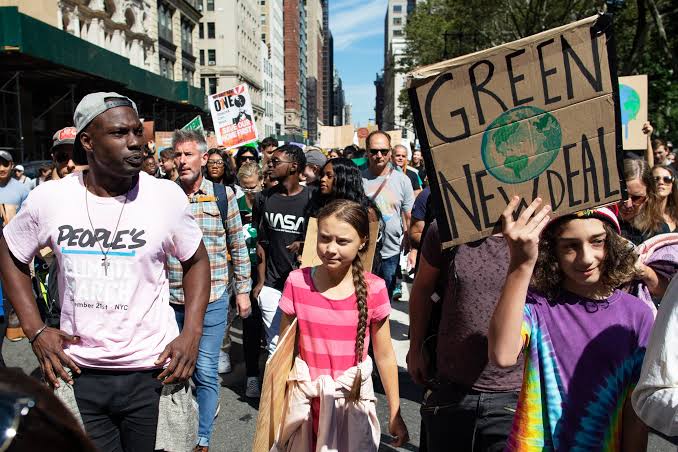  格雷塔·通贝里和她的“气候罢工”支持者们。