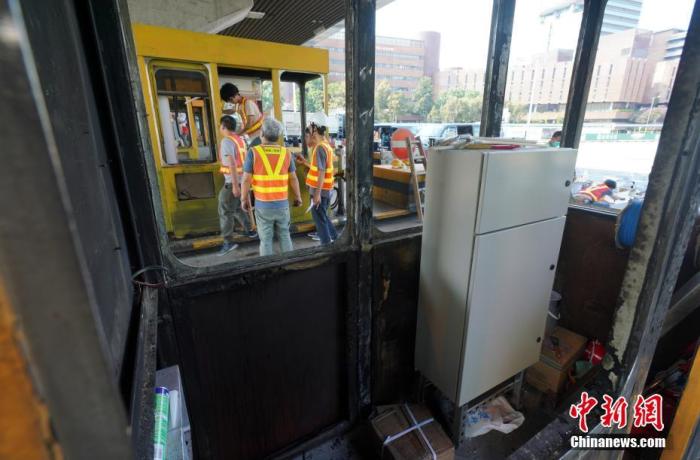 资料图：11月23日，大批工人在香港红磡海底隧道（红隧）收费站加紧抢修。 中新社记者 张炜 摄