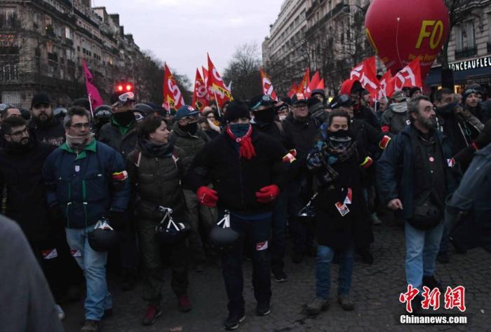 当地时间12月10日，法国遭遇新一轮响应大罢工的示威游行。法国内政部当晚公布统计数据说，全法共有约34万人参加当天的示威游行，其中巴黎示威游行人数约3万人。中新社记者 李洋 摄