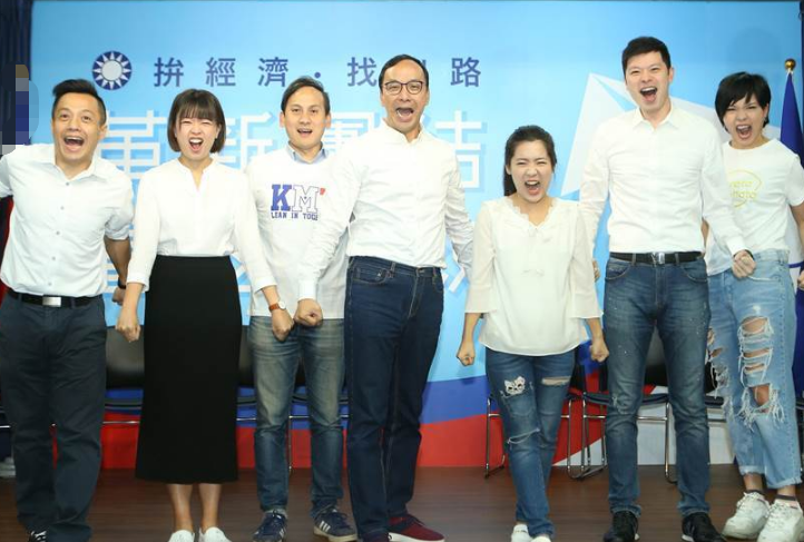 韩国瑜全台竞选总部主委朱立伦（中）。（图片来源：台湾“中时电子报”）