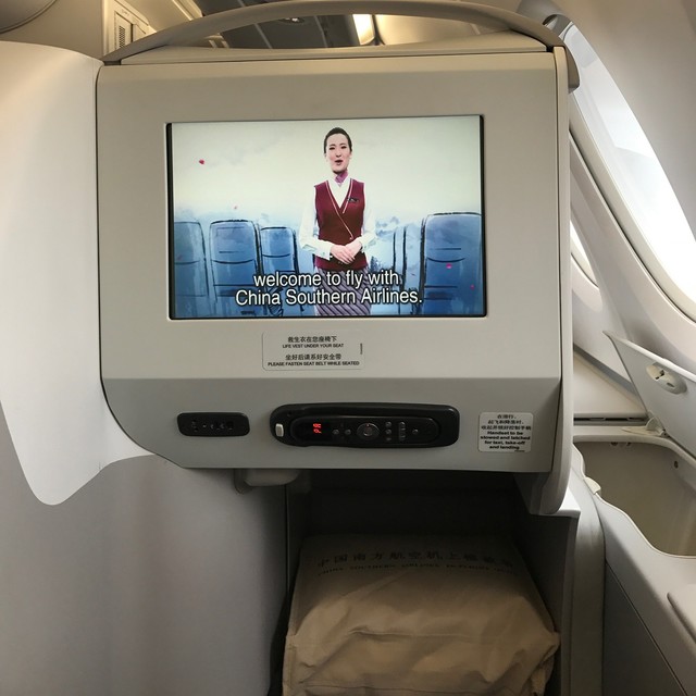 南方航空a380飞机商务舱体验飞机二楼视野很赞