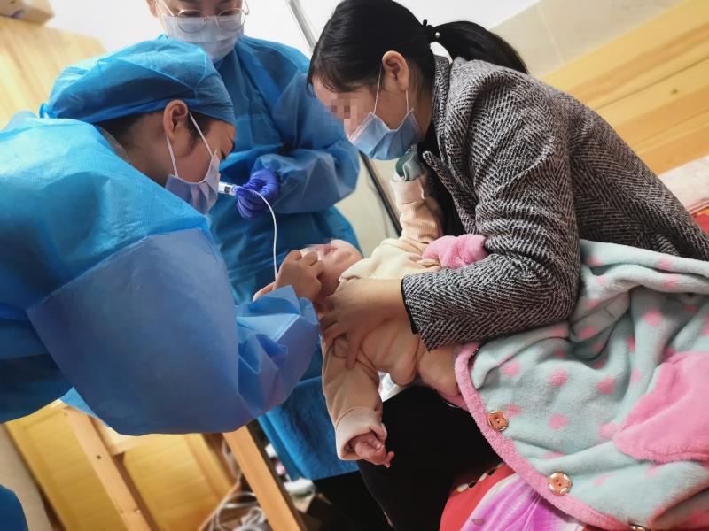 过资格证书后,梁娟,钱淑琴换上隔离衣,戴好口罩,手套,开始为小恩吸痰