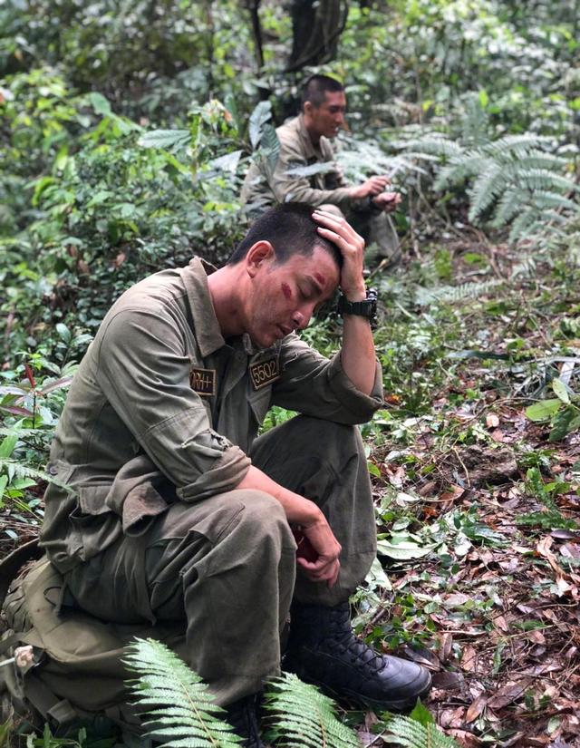 賈乃亮大曬新片殺青照,臉上傷疤清晰可見,負重前行的男人帥炸了