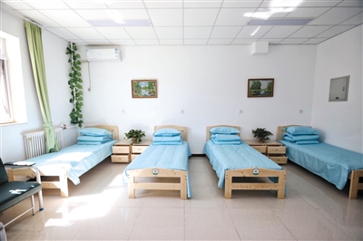 回龙观医院成瘾医学中心的四人间病房。