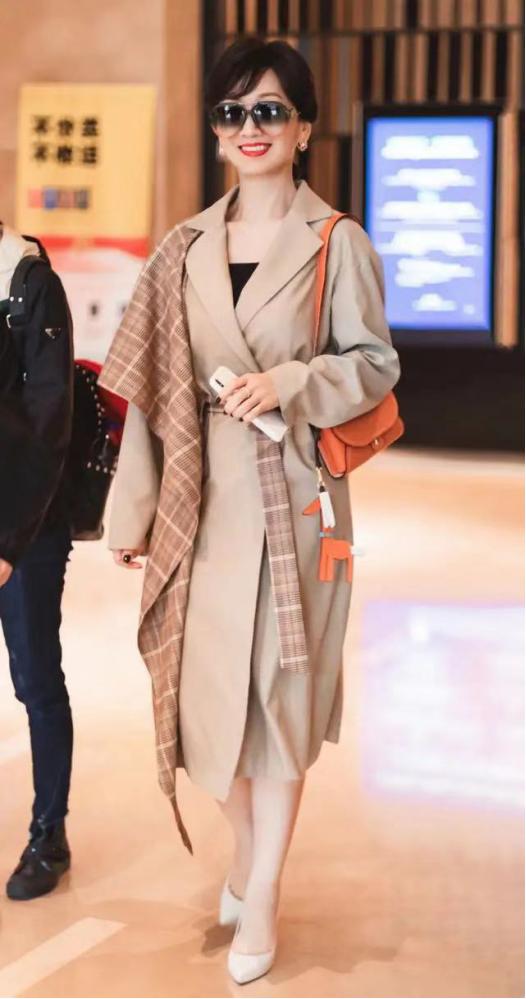 64岁的赵雅芝真是"冻龄女神",扎低马尾发型搭配大衣,优雅大气