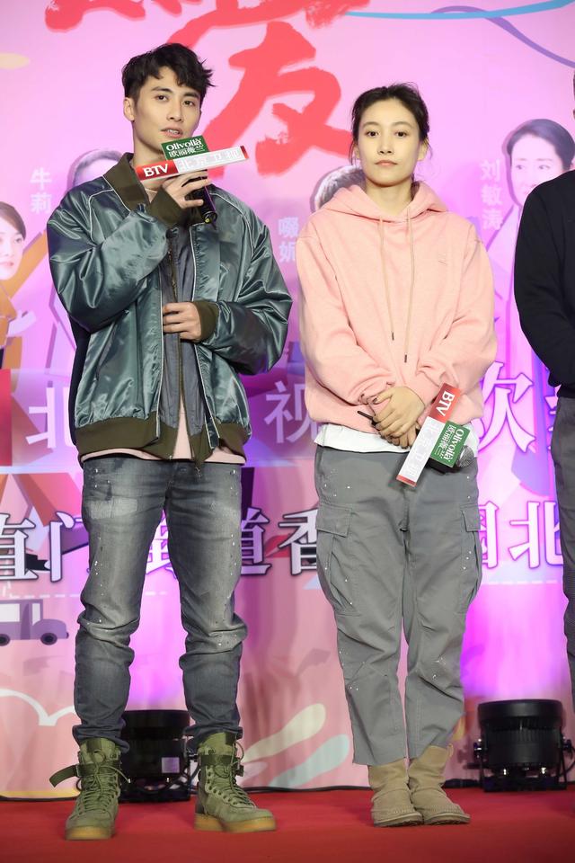 热爱剧组进社区导演王小列演员啜妮等与居民共话幸福