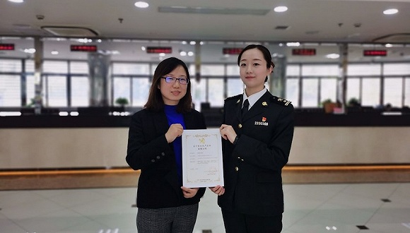 上海海关颁发出口食品生产企业审批改备案后首张新证