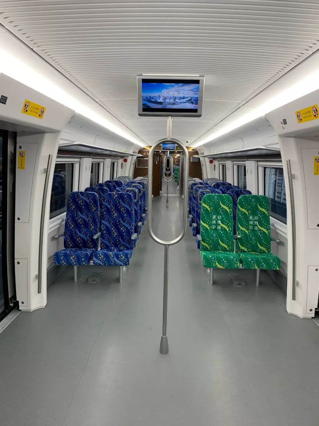 crh6f在上海首条市域铁路上线探索运营新模式