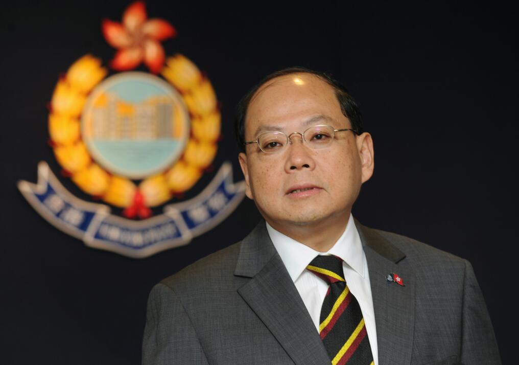 前警务处长现身警署慰问警员 称"香港像是中邪"|曾伟雄_新浪新闻