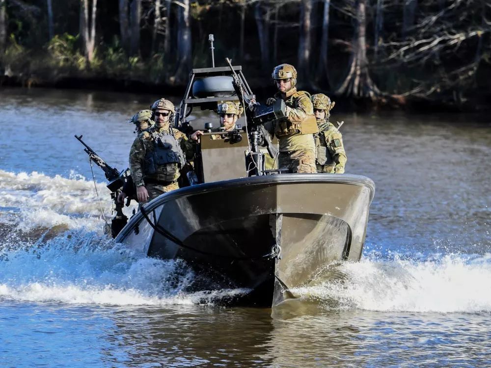 荷兰特种部队在美国接受培训 驾驶武装巡逻艇 使用机枪扫射敌人