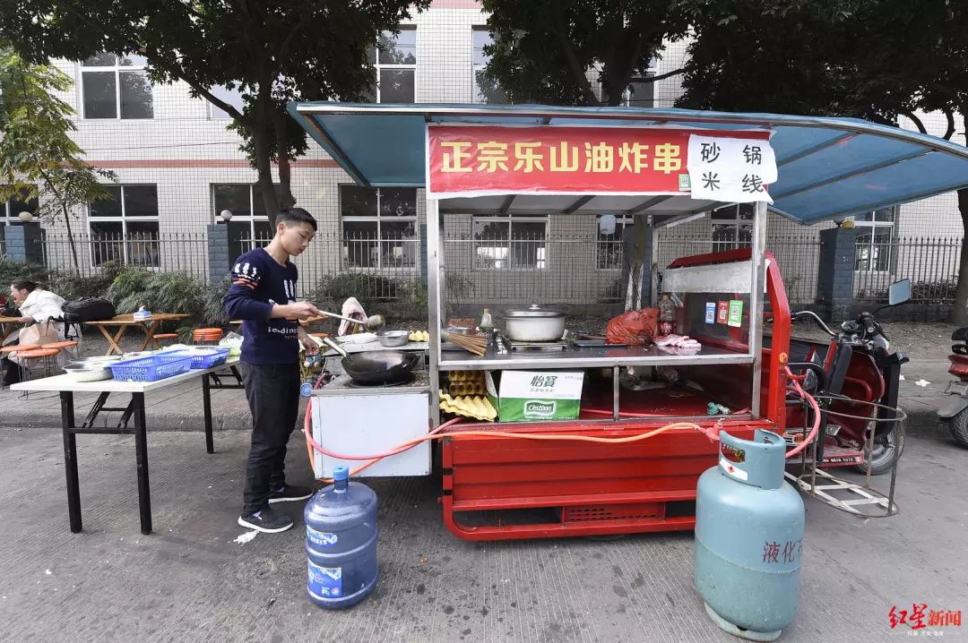 没人带娃,"95后"爸爸背娃摆摊卖炒饭,170万人点赞