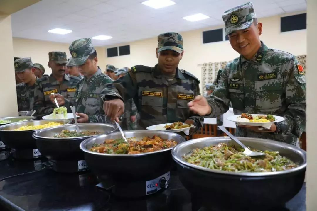 中印陆军联训 印度官兵用筷子吃中餐:感觉很好