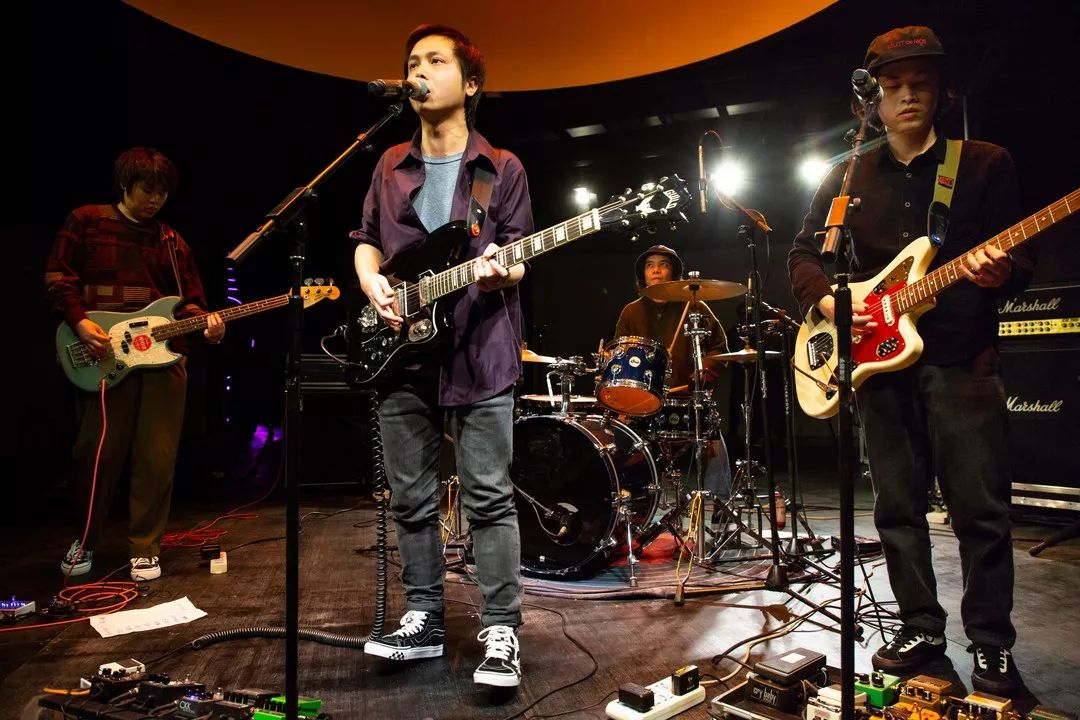 右滑更多活动当天,sleeping dogs,bowaswell和backspace三组乐队连番