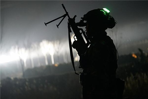 聚焦实战武警特战队员寒冬深山练兵忙