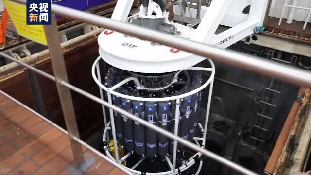 "雪龙2"号借助月池系统进行科考采样