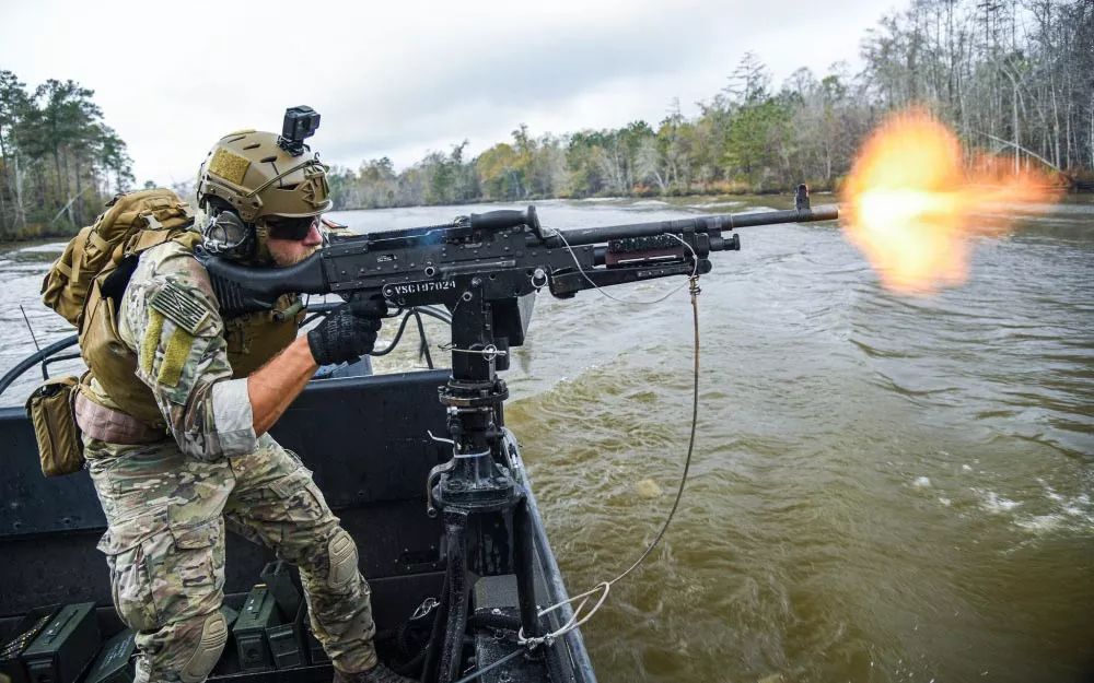 荷兰特种部队在美国接受培训 驾驶武装巡逻艇 使用机枪扫射敌人