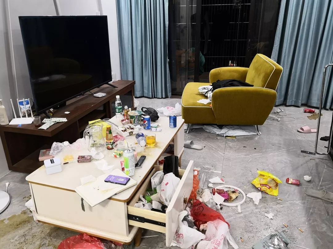 现场一片狼藉经查:7名吸毒人员分别是阳西沙扒,程村,上洋镇人其中年龄