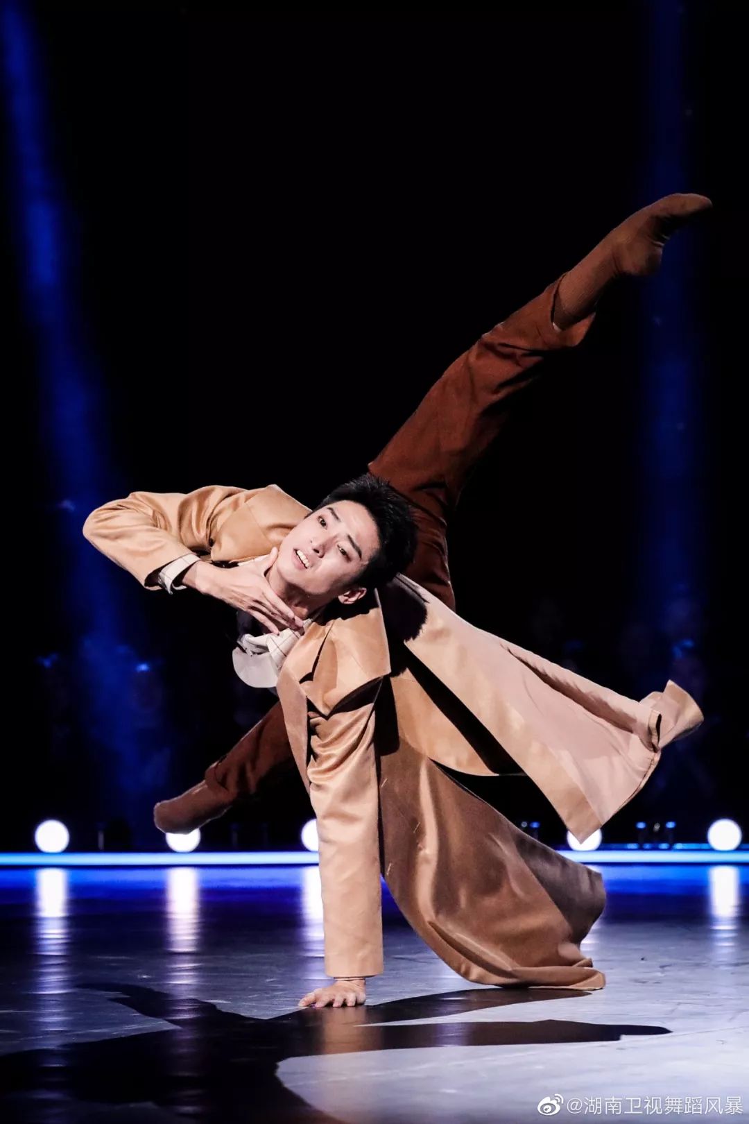 【舞蹈风暴第10期】李响表演舞蹈《海上钢琴师》沈培艺老师被跳哭!