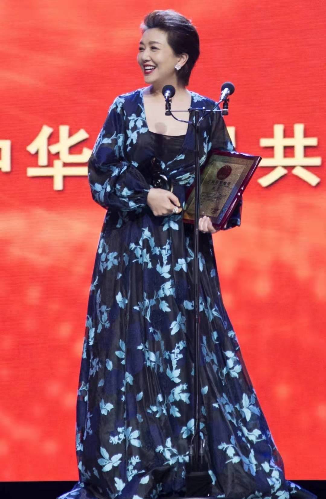 江珊短发现身红毯,笑容灿烂气场强大,五十多岁仍旧亮眼