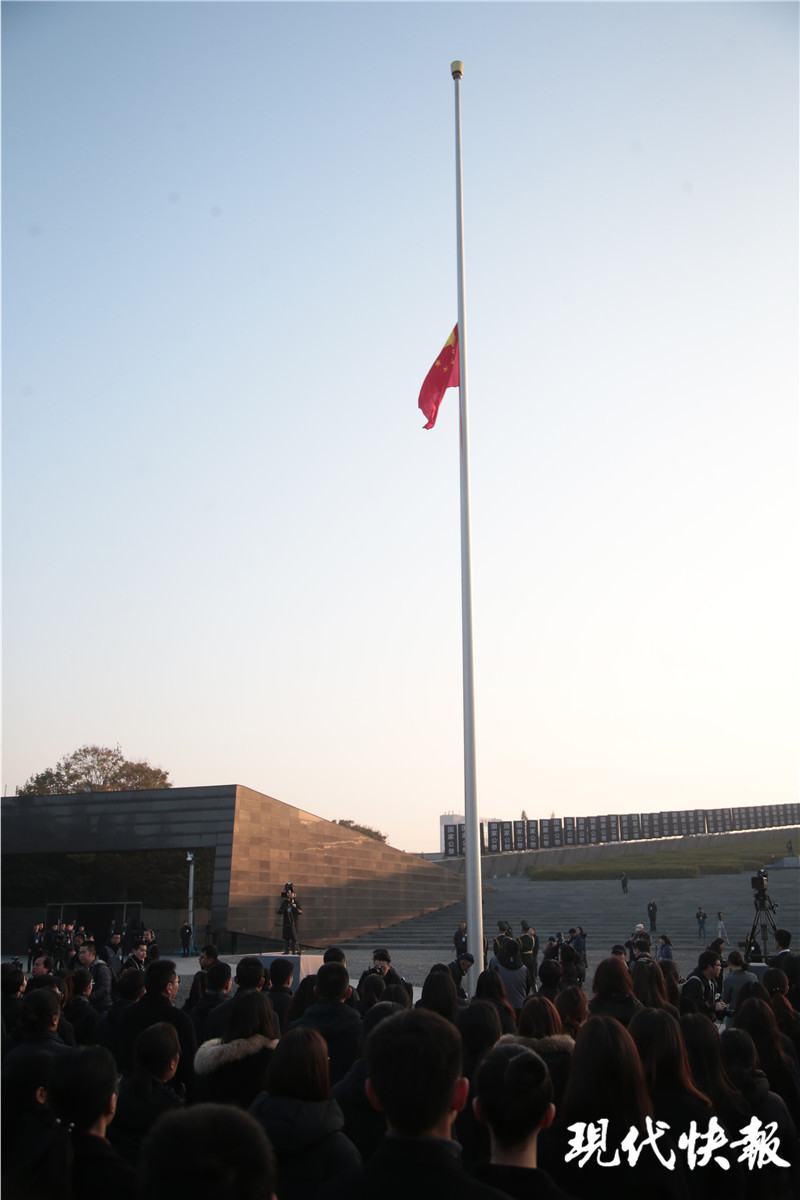 图集丨以国之名祭奠这一刻国旗为他们而降