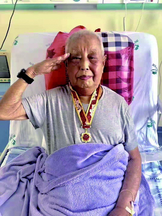 传出了低沉,时断时续的《我是一个兵》的歌声,高玉宝静静地躺在病床上