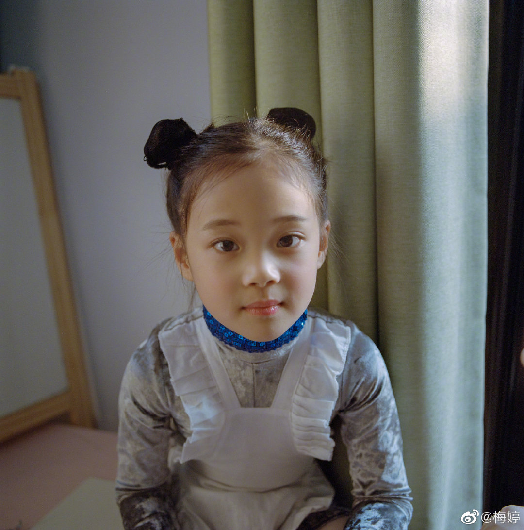 许久没见梅婷的小宝贝们了,大女儿快快已经长成一个小美女了,扎着哪吒