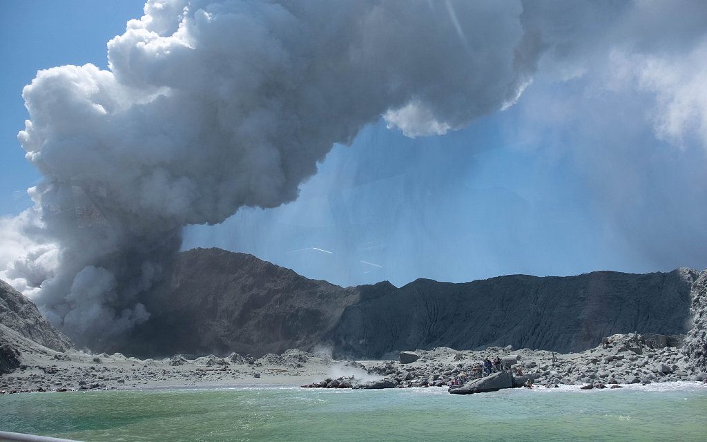  当地时间12月9日，新西兰怀特岛火山喷发。