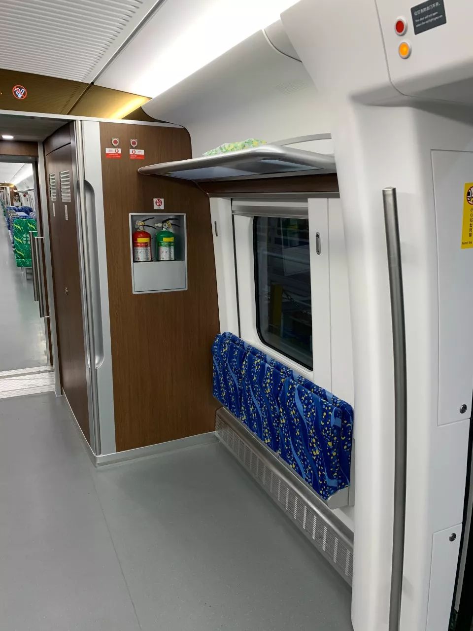 crh6f在上海首条市域铁路上线探索运营新模式