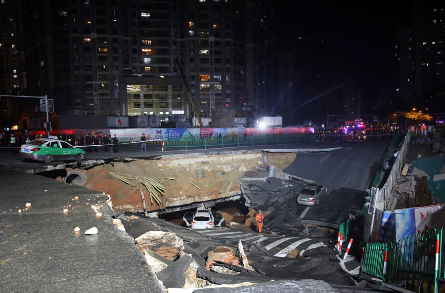 厦门一建设中地铁口发生路面塌陷无人员伤亡