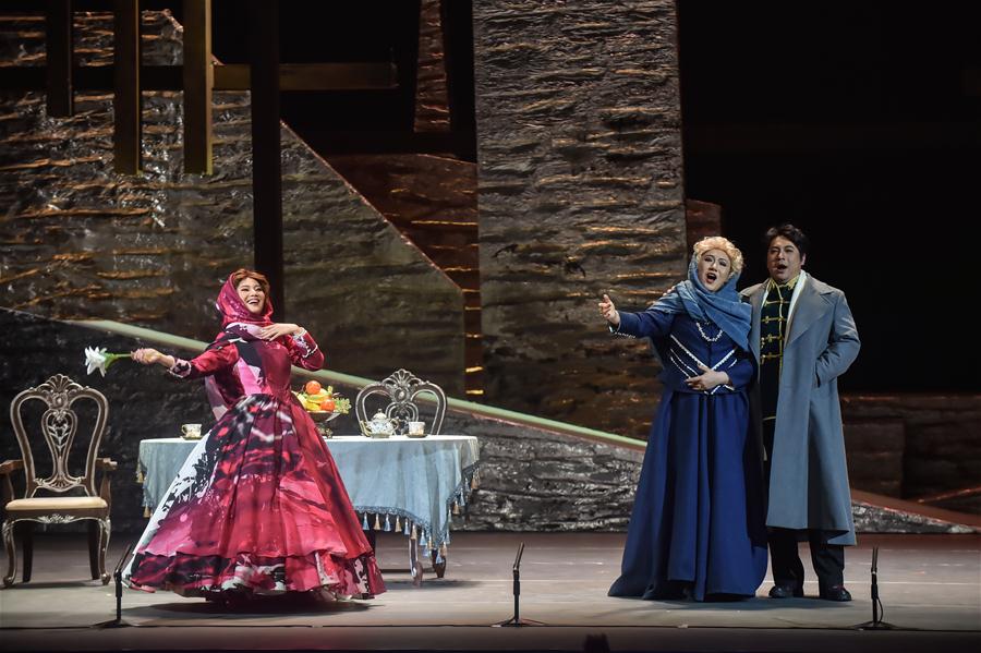 12月10日,演员在歌剧《复活》的预演场中表演.新华社发(彭子洋摄)