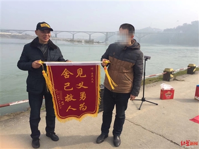 得知对方只有15岁 救人大爷“很内疚”
