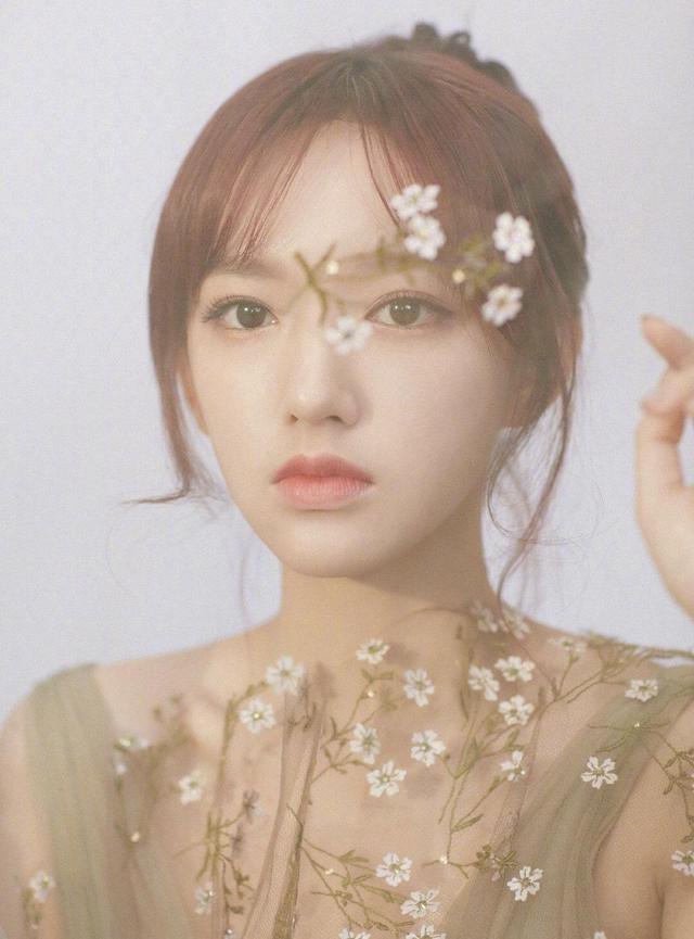 21岁的程潇气质全开,扎丸子头配连衣裙优雅大气,超有"女神"范