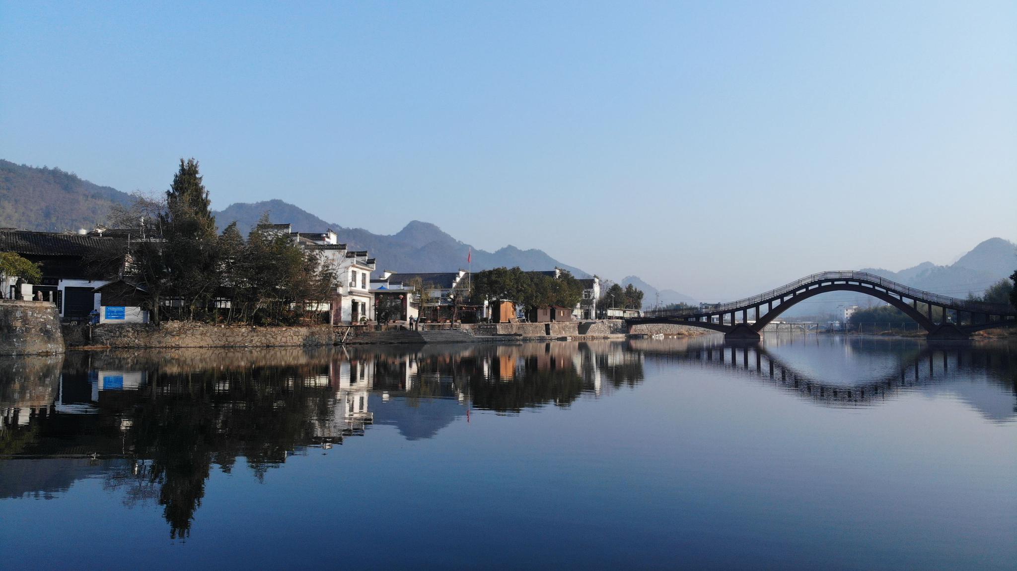 冬日时节,晨光中的安徽省绩溪县龙川村风景如画,美不胜收.