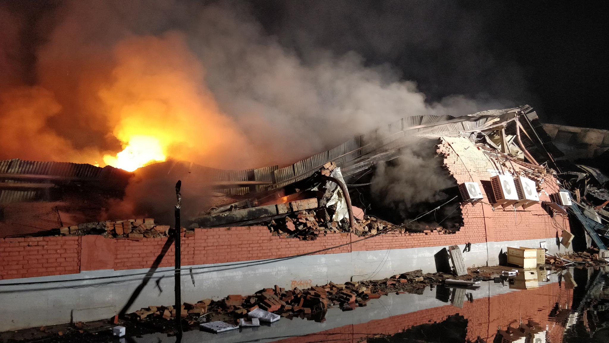 广渠东路仓库起火现场仓库倒塌仍有明火