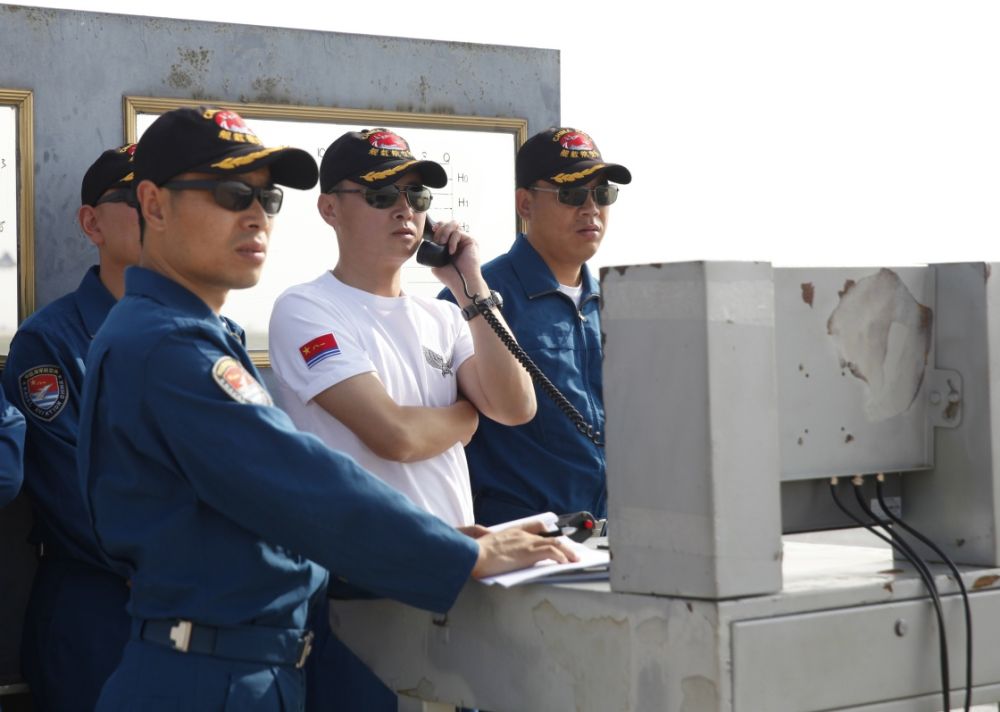 戴明盟（右二）指挥陆基模拟着舰训练（2014年8月7日摄）。新华社发