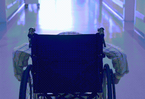 身体折叠了28年他终于站起来了