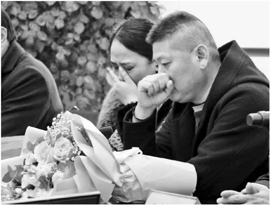 杭州下沙街道七格渠附近的一座桥上,一名女孩翻桥落水