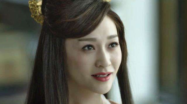 除了这些,接下来出场的女性角色还有辛芷蕾饰演的北齐圣女海棠朵朵